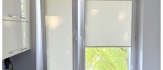 Otwarte okno, osłonięte roletą - rolety z wywietrznikami, umożliwiające wentylację przy opuszczonej rolety.